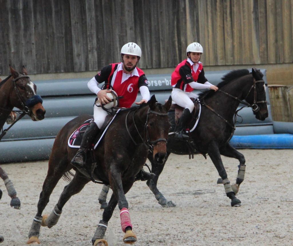 Cavalier de l'equipe amateur HBLA concentre lors de son attaque en horseball