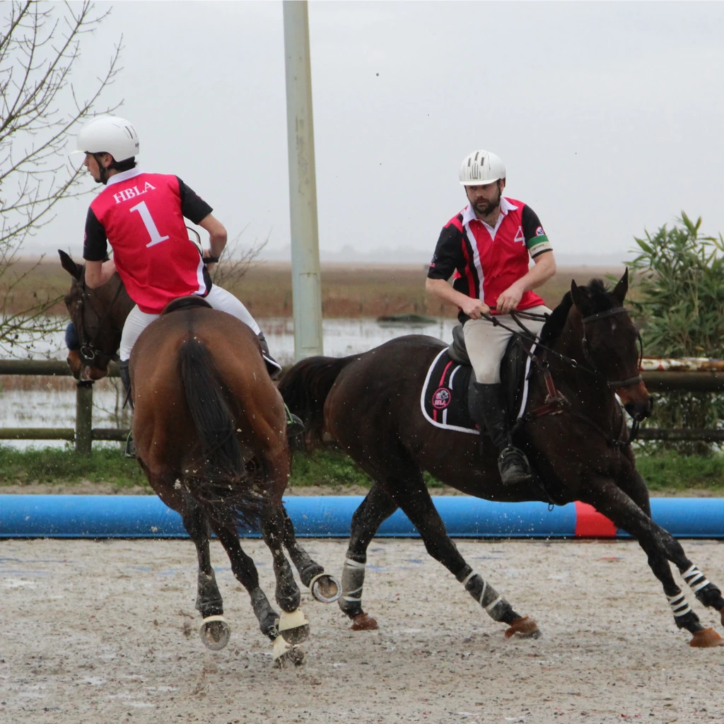 Equipe amateur HBLA en phase de construction lors d'un match de horseball