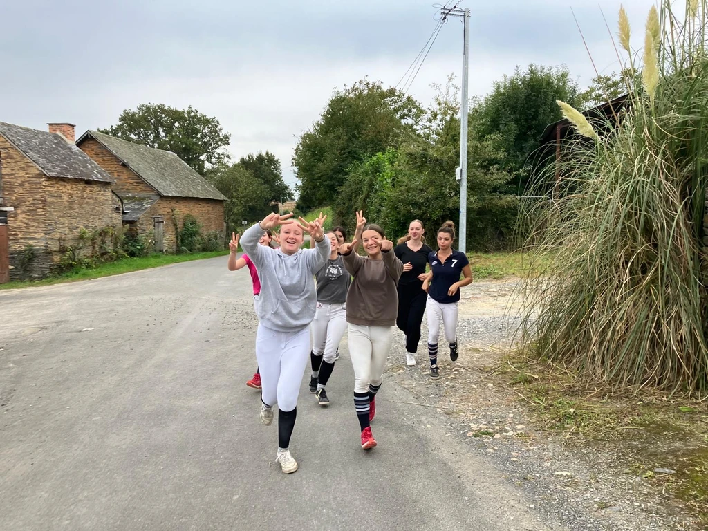 Seance de footing pour l'equipe feminine HBLA avant un match de horseball